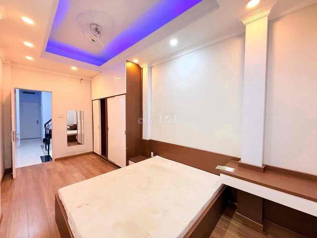 Front Âu Cơ District 11 4 elevator 4 P costs 45 million a month