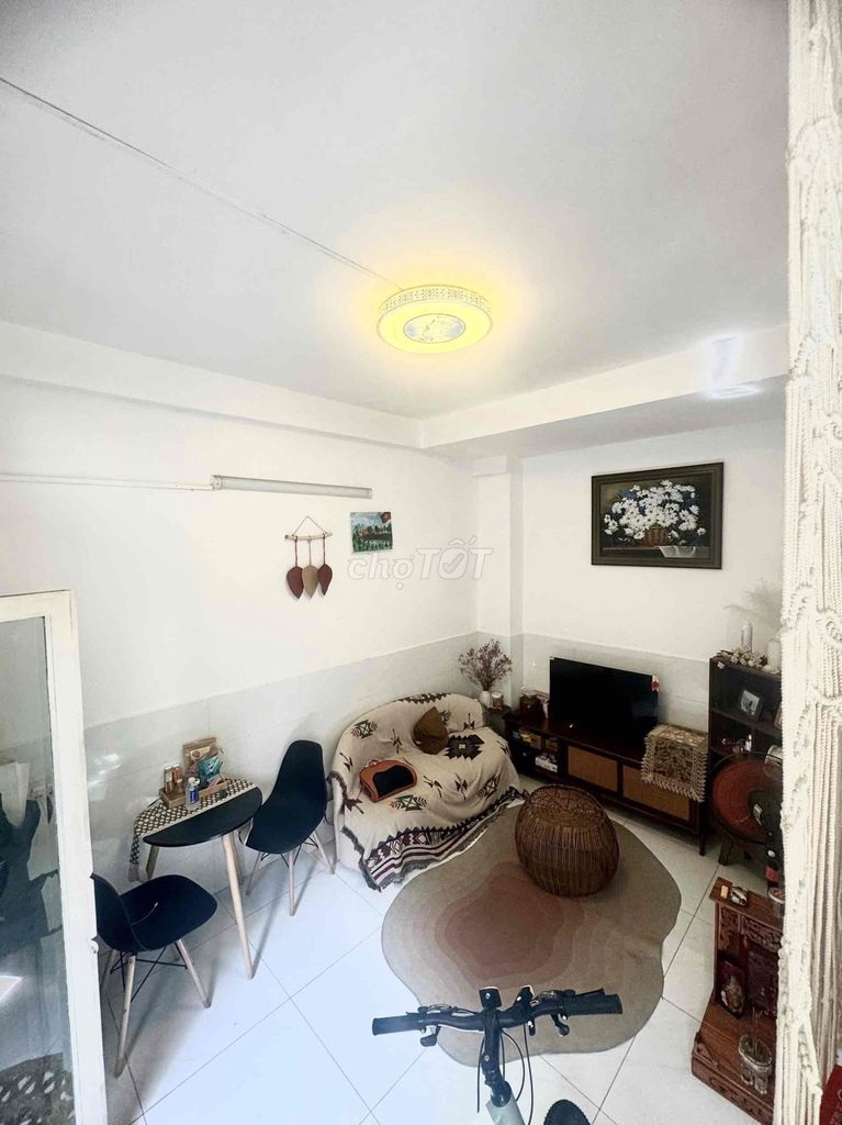 The original apartment is two bedrooms, two balconys, two floors, 1st floor at Tân Định District 1.