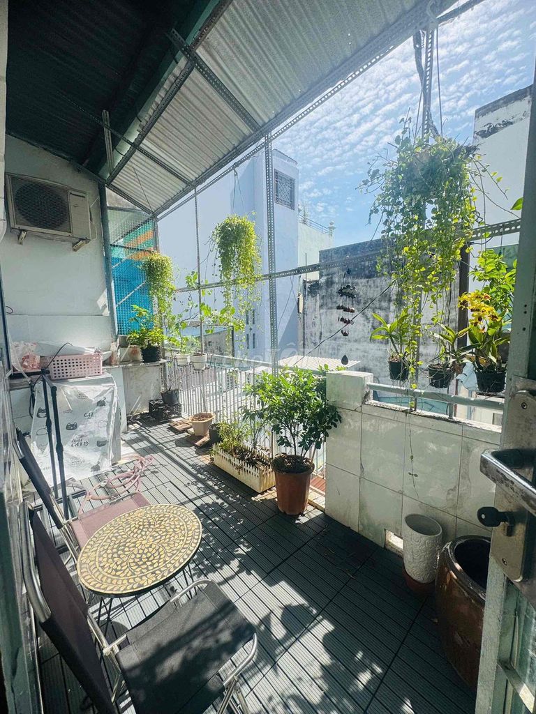 The original apartment is two bedrooms, two balconys, two floors, 1st floor at Tân Định District 1.