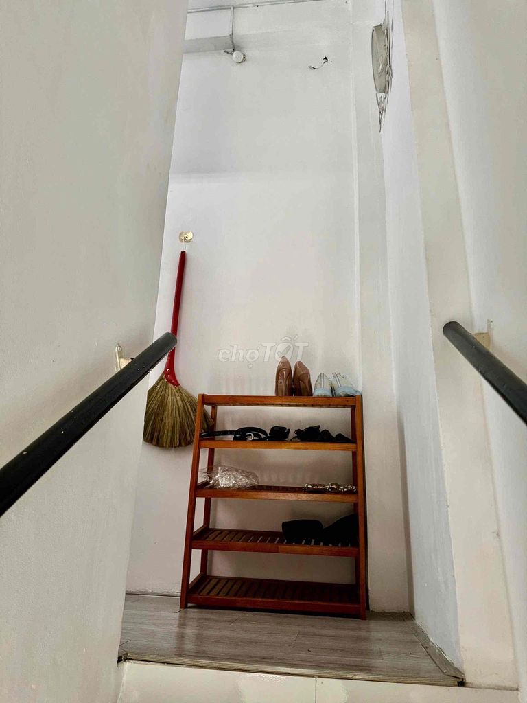 The original apartment is two bedrooms, two balconys, two floors, 1st floor at Tân Định District 1.