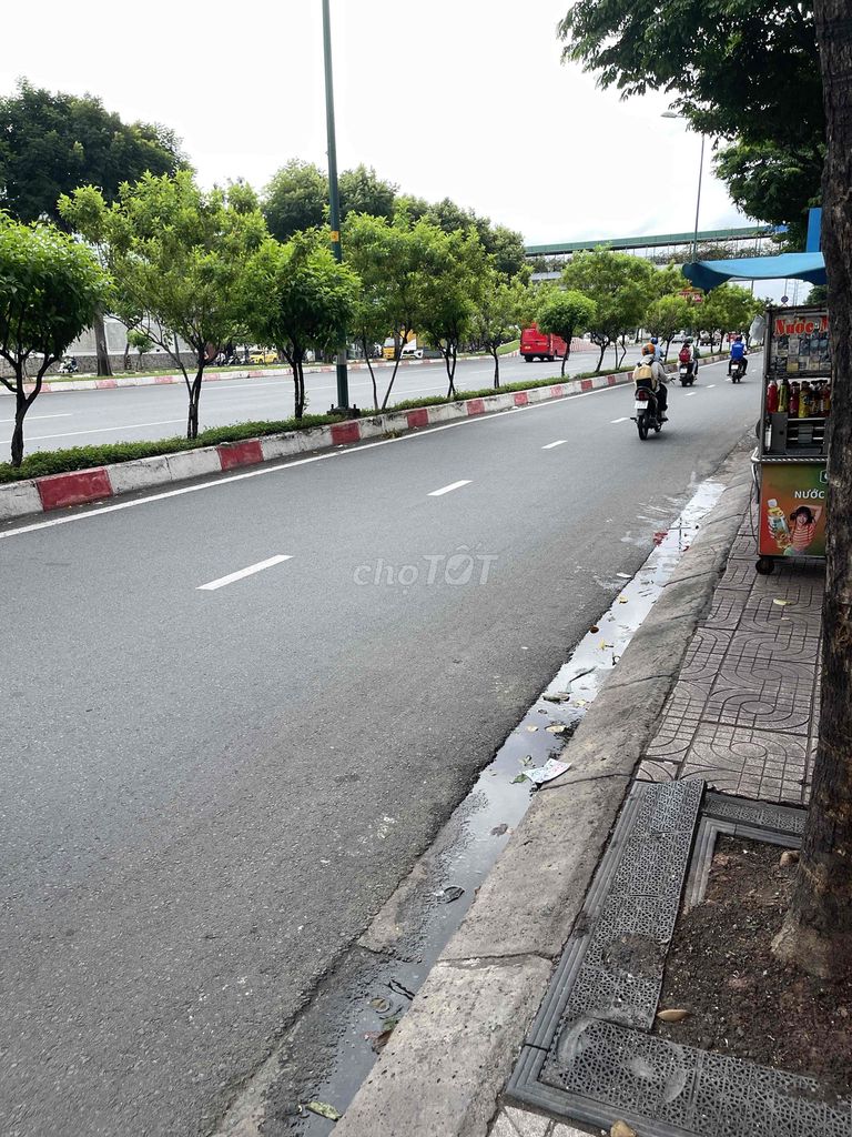 Phạm Văn Đồng front house - 4 story house, nice business position