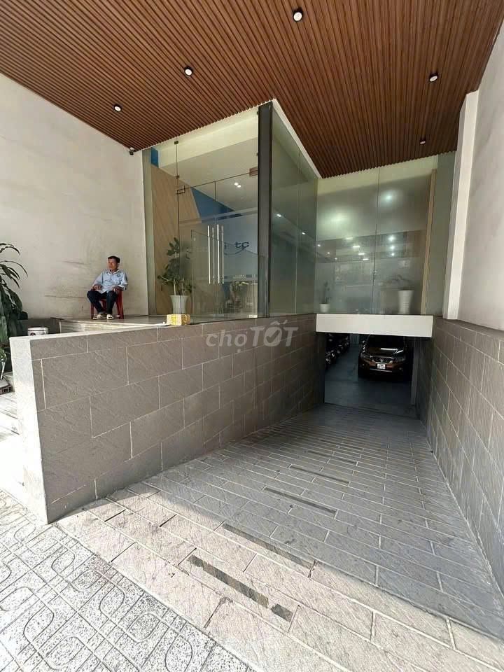 Rent a parking structure on the LM 10 - 6 X25 M, six-story vault, elevator, pccc