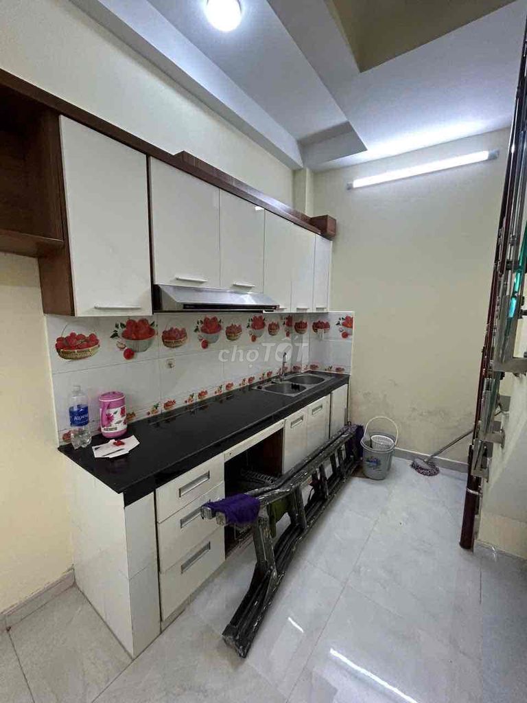 Nice place on Xing Chen, two bedrooms. Three toilets.