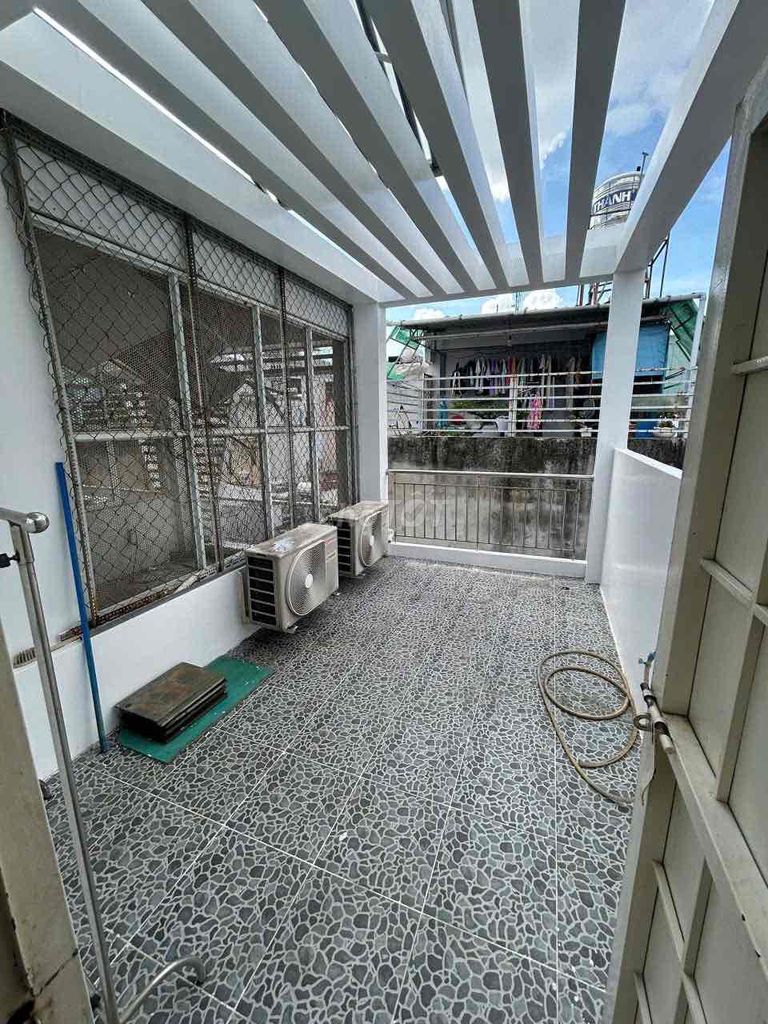 Nice place on Xing Chen, two bedrooms. Three toilets.