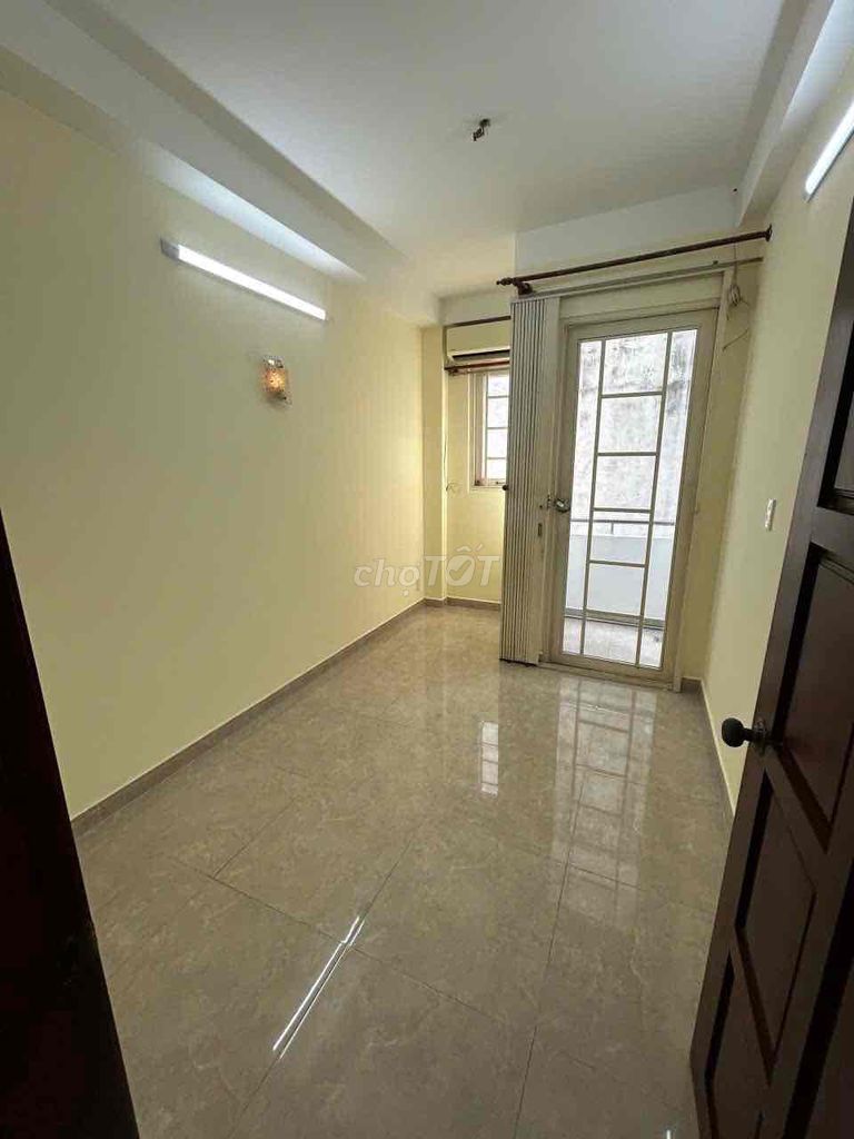 Nice place on Xing Chen, two bedrooms. Three toilets.
