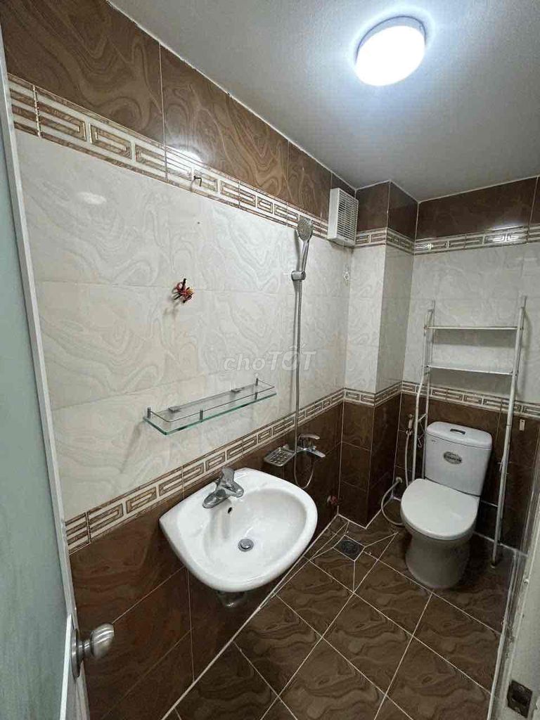 Nice place on Xing Chen, two bedrooms. Three toilets.