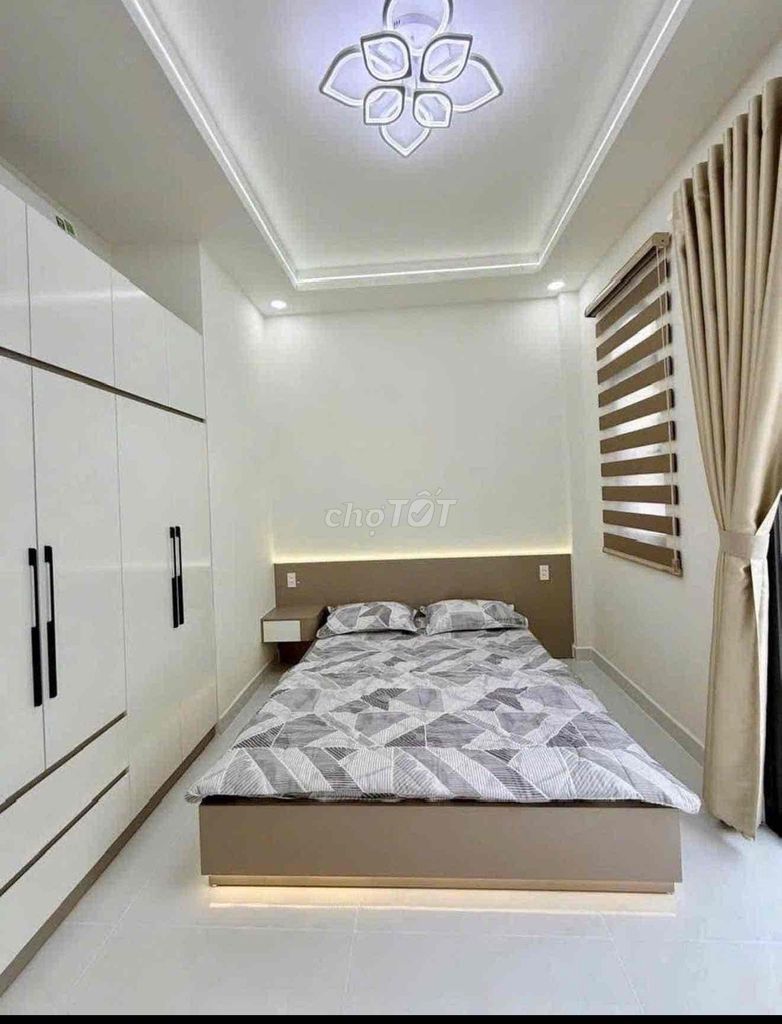 Hall 6 m Tân Hương, 2 panels, 4 x 18 meters, 3 bedrooms, 3 toilets