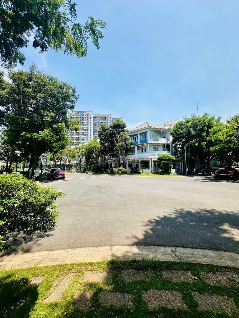 Mega Ruby street nice to fill - 11 X15 M - basic four bedroom interior - do cty