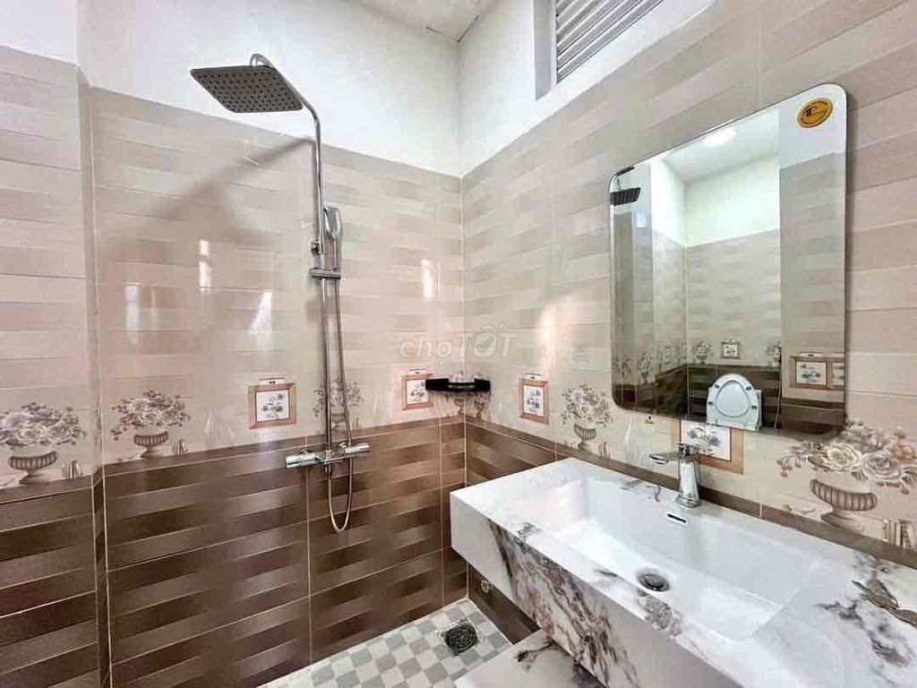 6 meters Phú Thọ Hoà, 3 plates, 4 x 18 meters, 4 rooms, 4 toilets