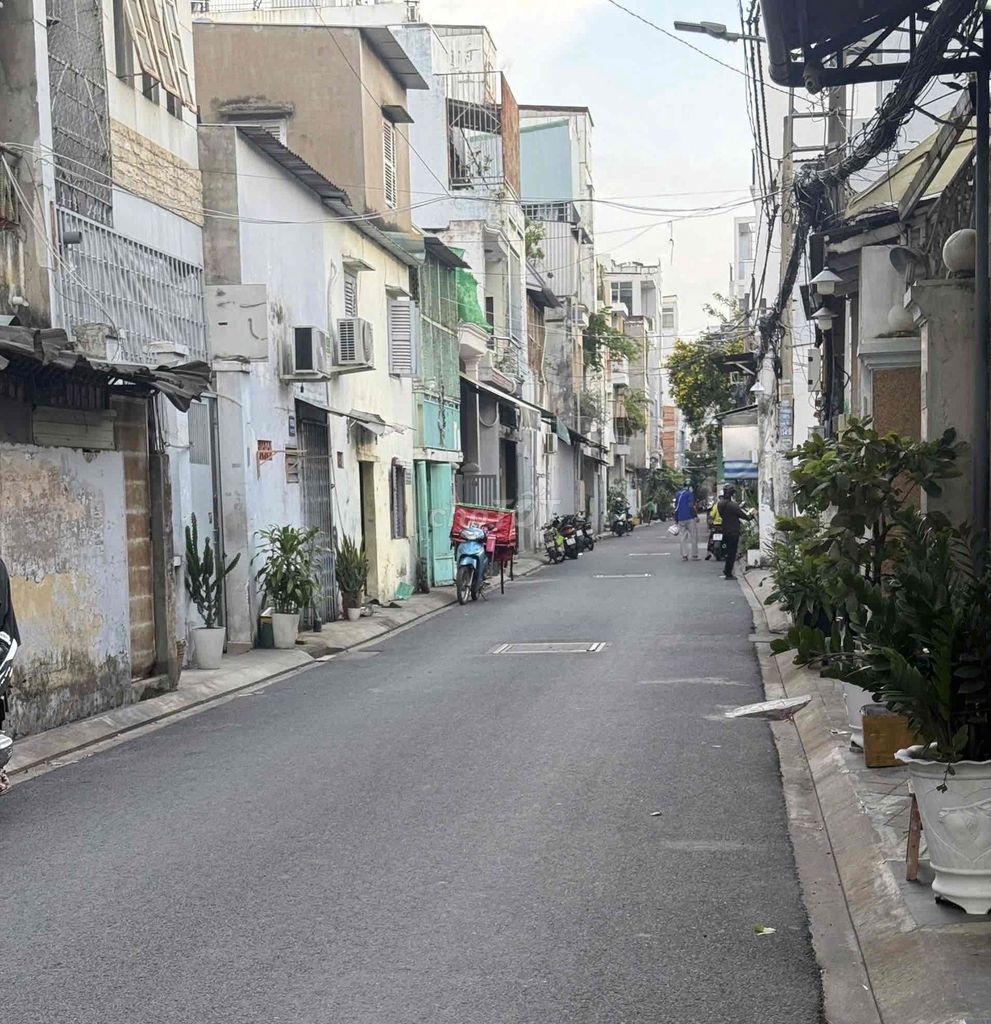 6 meters Phú Thọ Hoà, 3 plates, 4 x 18 meters, 4 rooms, 4 toilets
