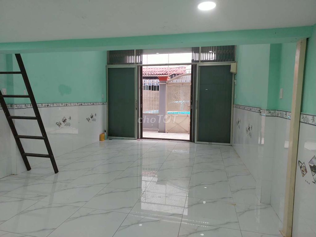 The corner of the Lạc Long Quân alley.