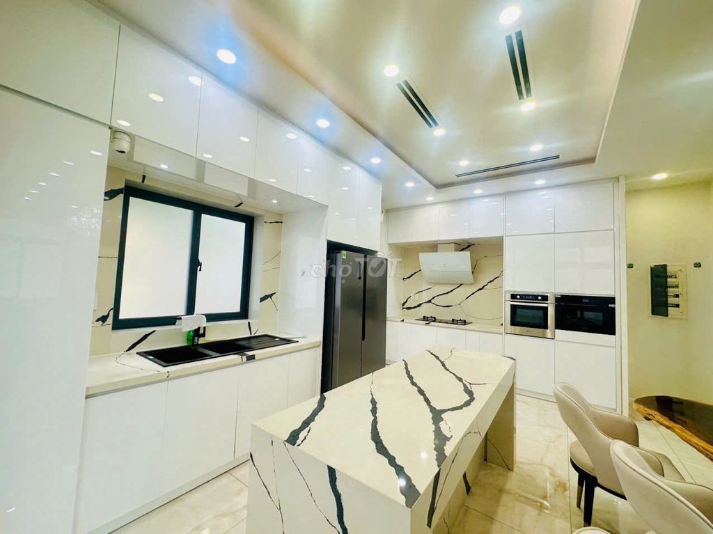 The angle varosa beautiful fills - full high-level furniture - has been nice 24/7 security, 5 bedrooms