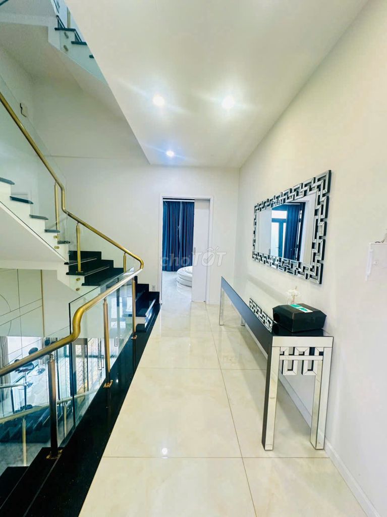 The angle varosa beautiful fills - full high-level furniture - has been nice 24/7 security, 5 bedrooms