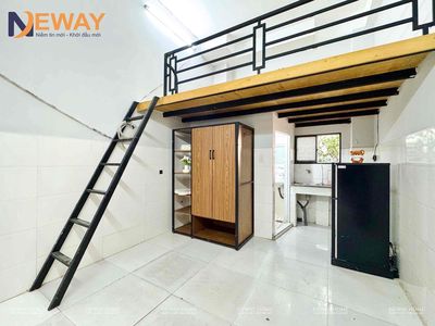 Cheap living room, sky windows, high pitches, close to the Republic of Etown.
