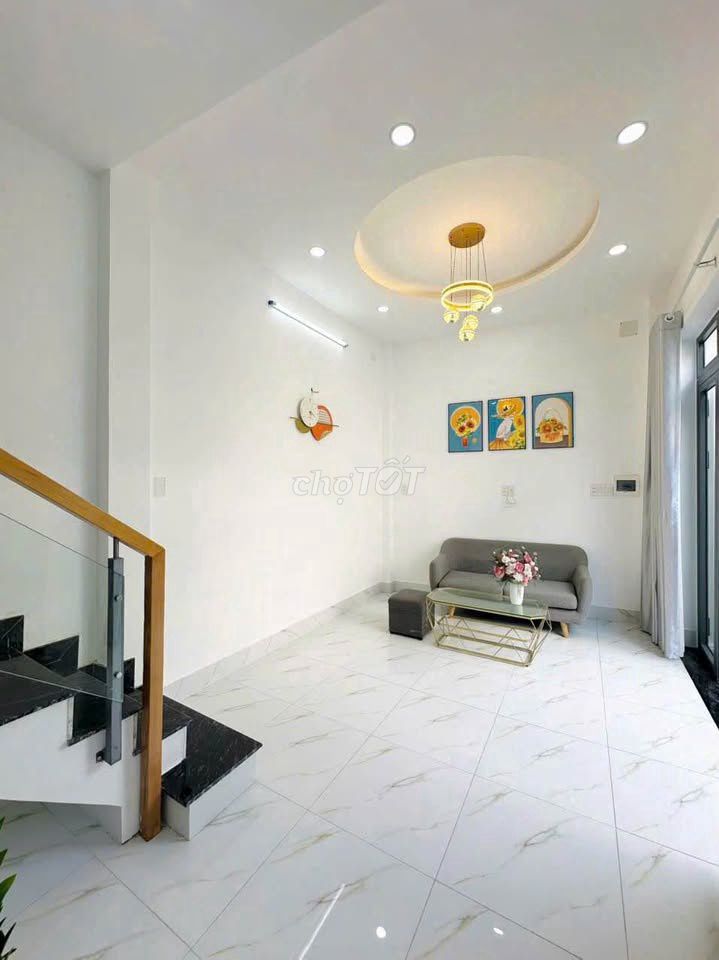Rent a three-story house, Hong Kong, 9 million