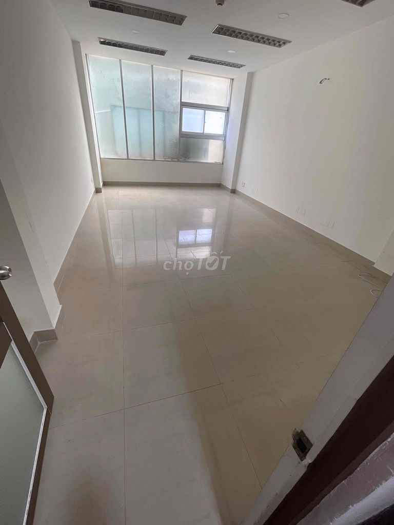 Front of Hoa Lan-Hands long, 4th floor 35 million