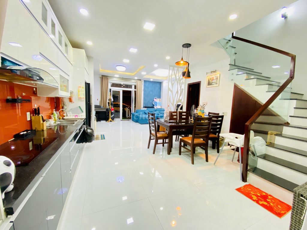 A full Mega Ruby interior -- new security - 3 floors - 3 bedroom + 3 toilets