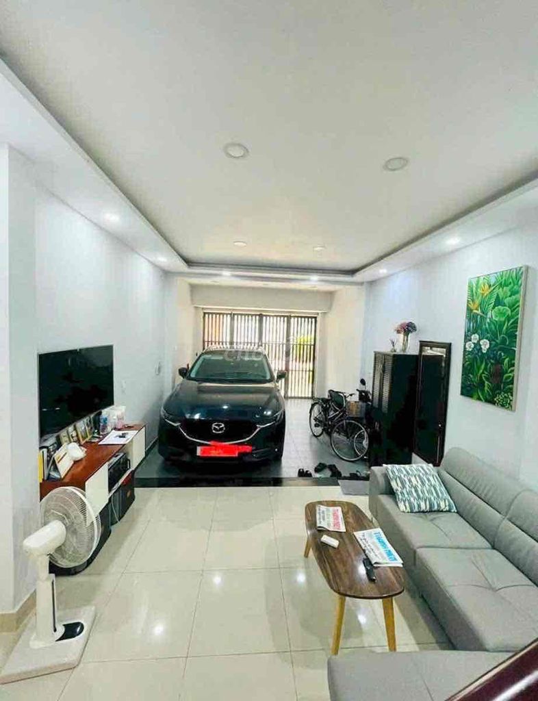 Front of Family Leo & Hsieh, 3 plates, 4 x 20 meters, 4 bedrooms, 4 toilets
