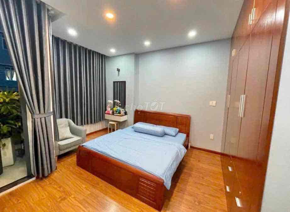 Front of Family Leo & Hsieh, 3 plates, 4 x 20 meters, 4 bedrooms, 4 toilets