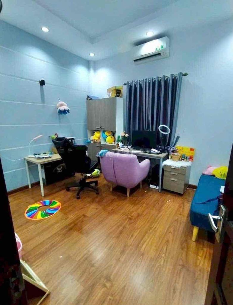 Front of Family Leo & Hsieh, 3 plates, 4 x 20 meters, 4 bedrooms, 4 toilets