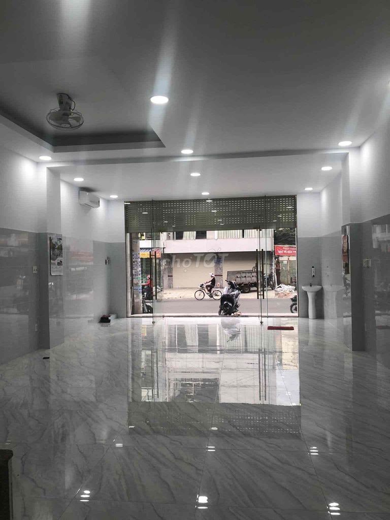 Renting missile shelter, Qq Street, area 6 x 22 meters, 40 million.