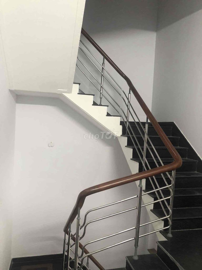 Renting missile shelter, Qq Street, area 6 x 22 meters, 40 million.