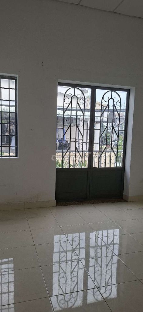 Rent a four-and-a-half-by-one-story house. 2-fmm.