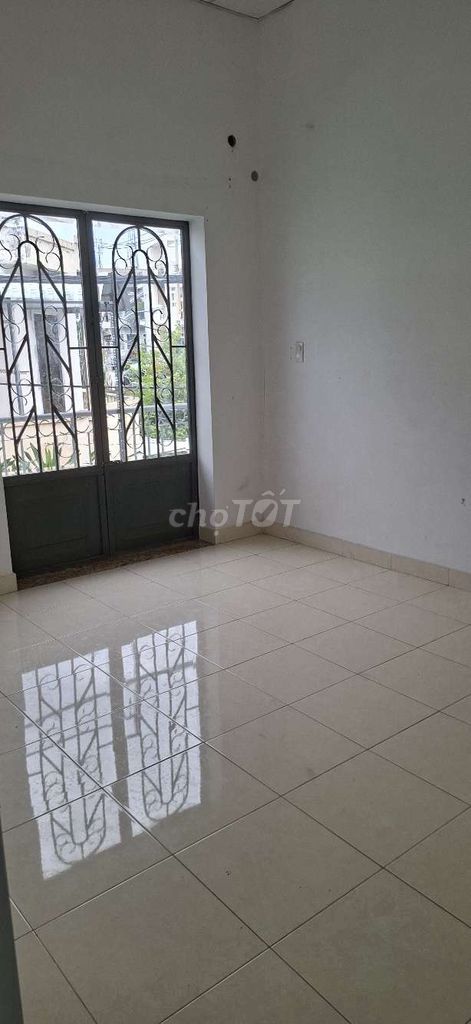Rent a four-and-a-half-by-one-story house. 2-fmm.