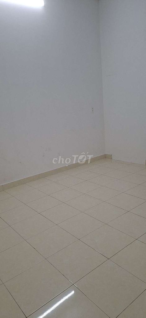 Rent a four-and-a-half-by-one-story house. 2-fmm.