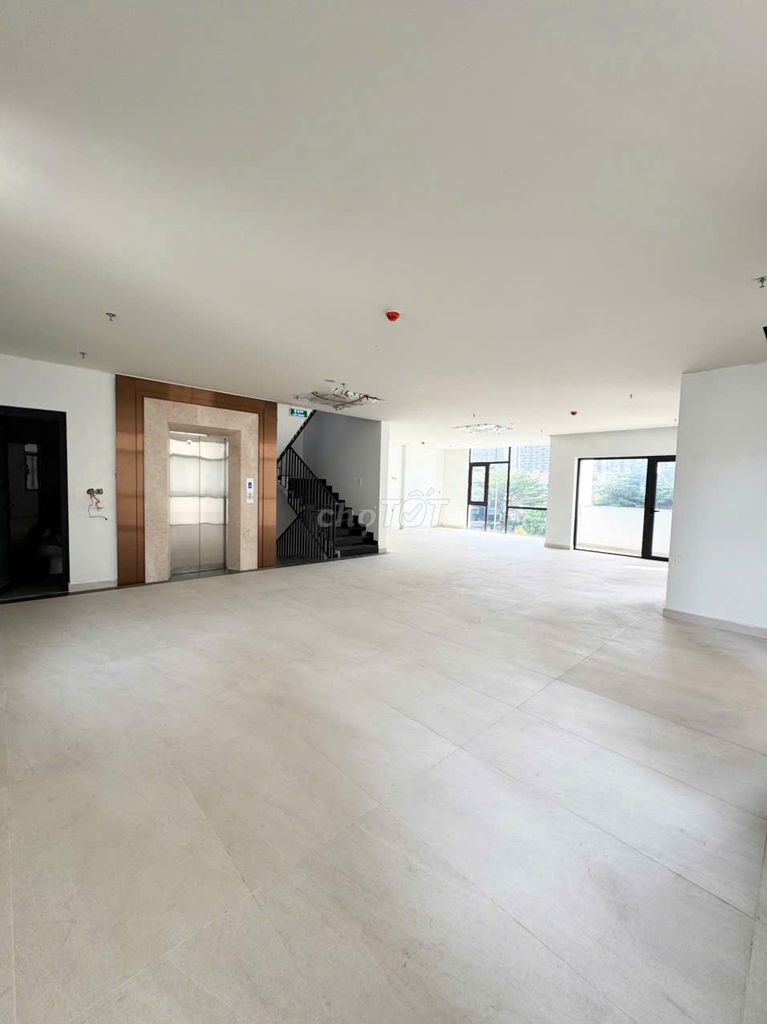 Basement Building + 7th floor: 11,000 M2 central district 2.