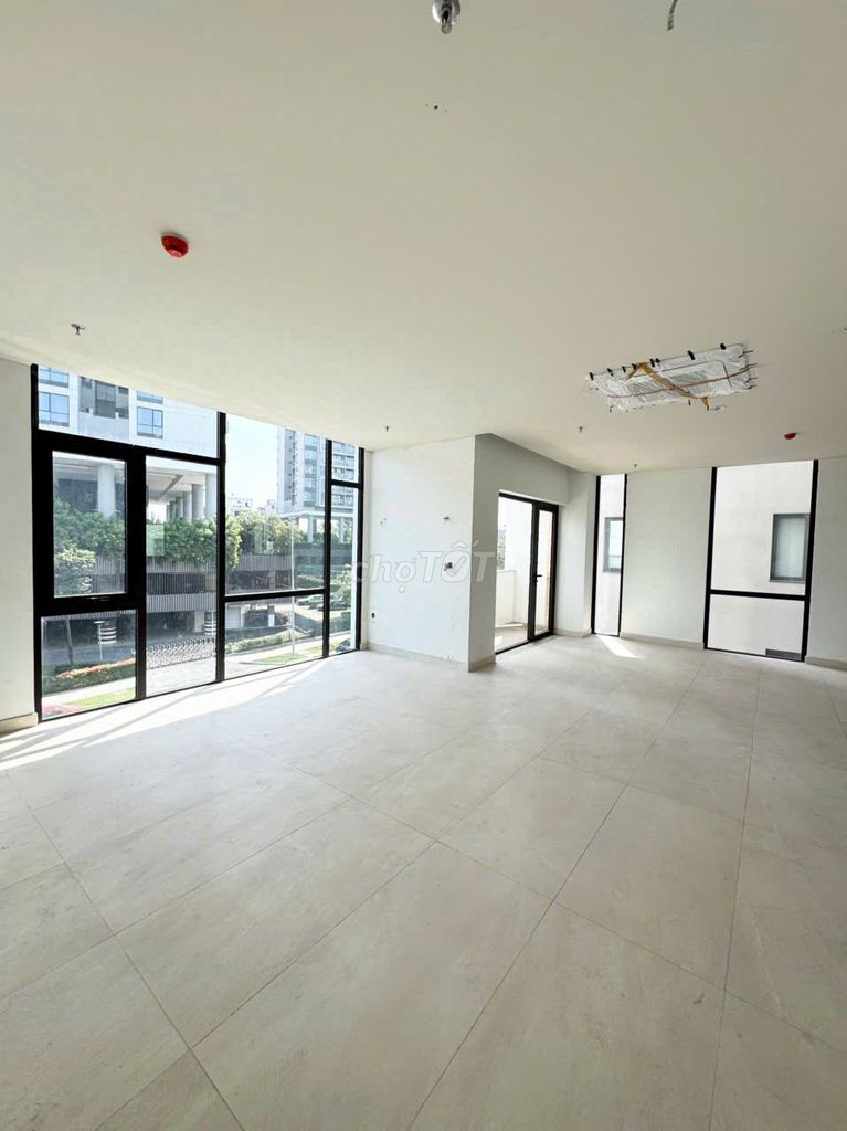 Basement Building + 7th floor: 11,000 M2 central district 2.