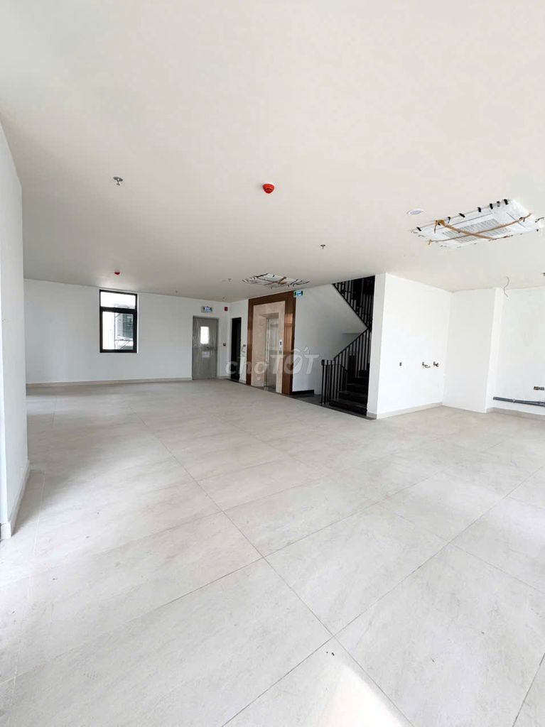 Basement Building + 7th floor: 11,000 M2 central district 2.