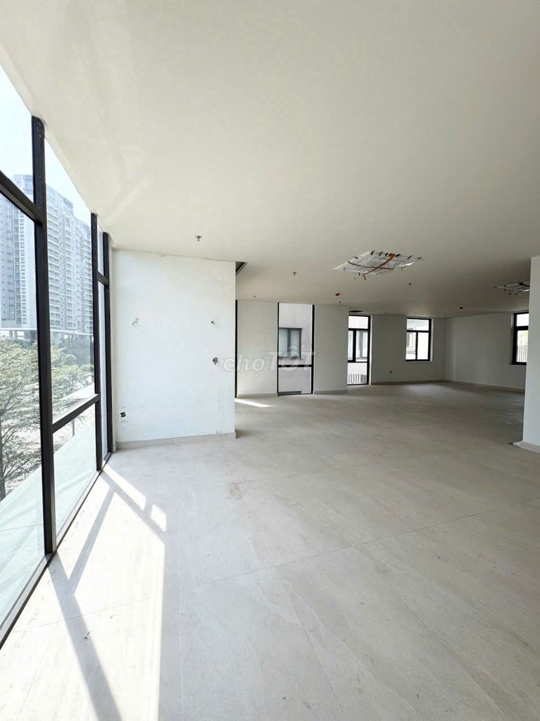 Basement Building + 7th floor: 11,000 M2 central district 2.