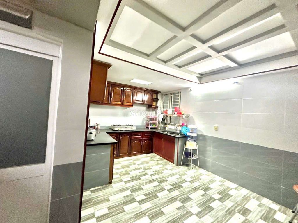 5.6 X12s. Four bedrooms, five toilets. Car alley. share room ok.