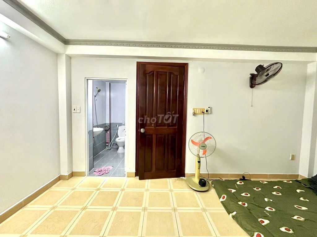 5.6 X12s. Four bedrooms, five toilets. Car alley. share room ok.