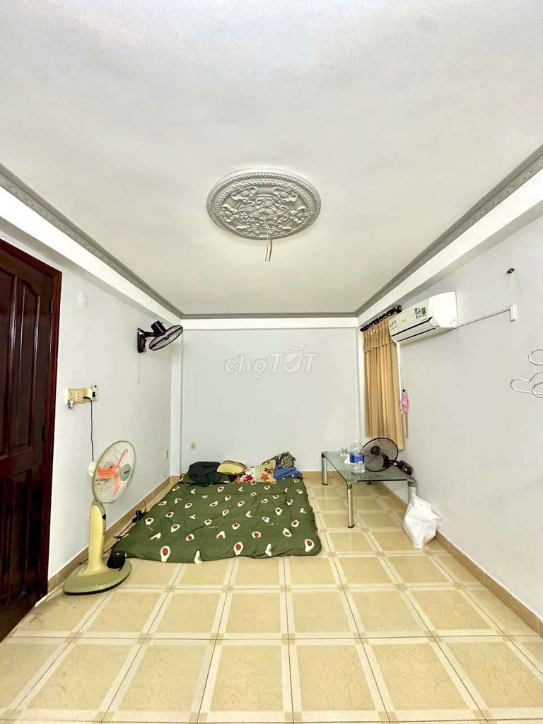 5.6 X12s. Four bedrooms, five toilets. Car alley. share room ok.
