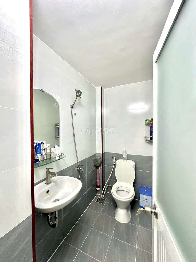 5.6 X12s. Four bedrooms, five toilets. Car alley. share room ok.