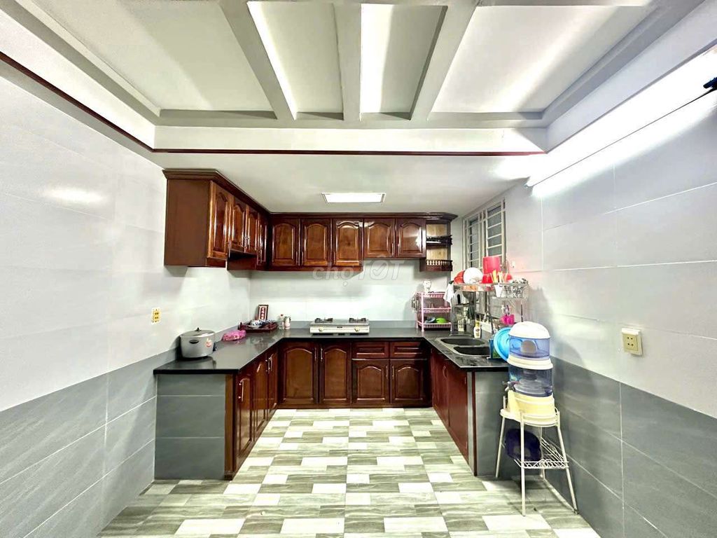 5.6 X12s. Four bedrooms, five toilets. Car alley. share room ok.