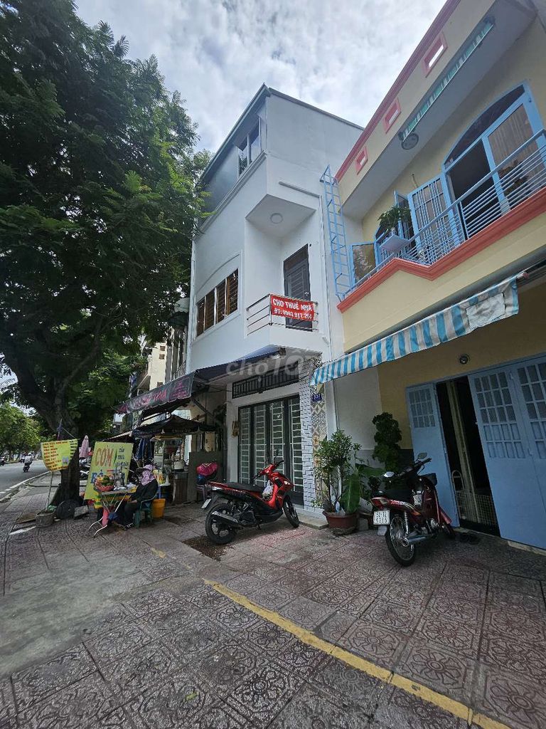 It's the owner who rents the whole summer square 6 M. 339 Hoàng Sa District 1 6 million
