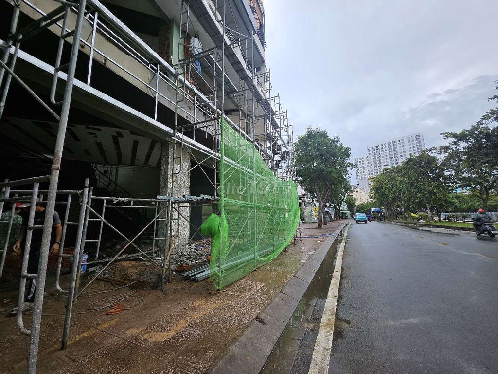 It's the owner who rents the whole summer square 6 M. 339 Hoàng Sa District 1 6 million