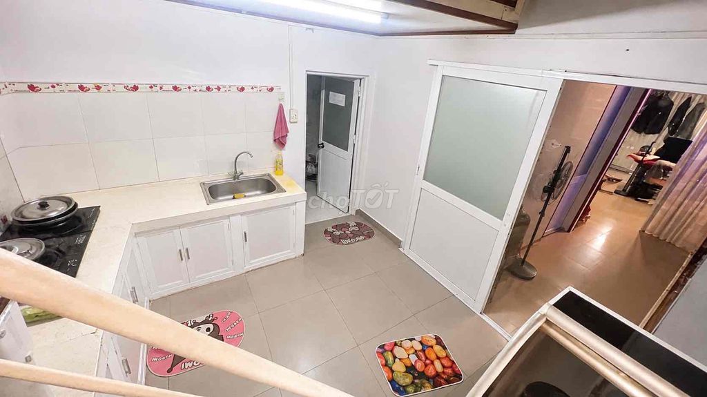Rent a nice house, alley truck.