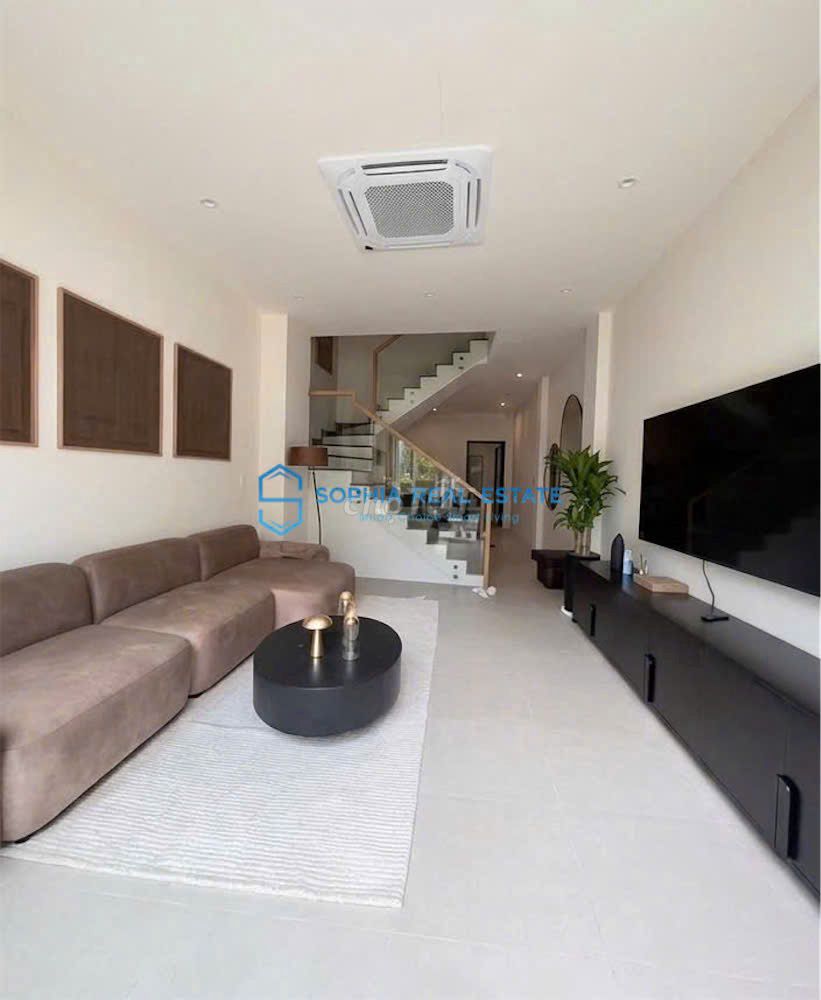 Super! Three floors, three bedrooms, four full interior toilets. It's a convenient location.
