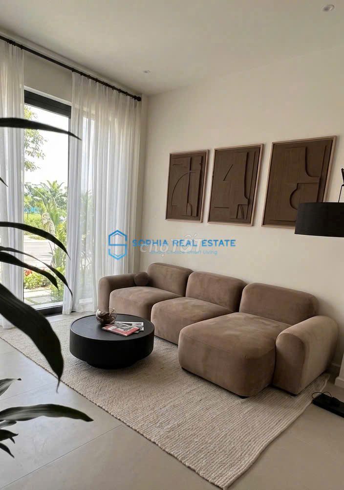 Super! Three floors, three bedrooms, four full interior toilets. It's a convenient location.