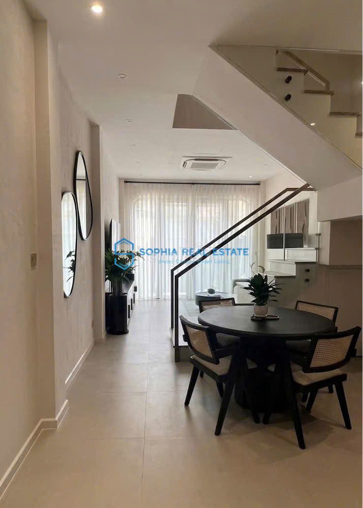 Super! Three floors, three bedrooms, four full interior toilets. It's a convenient location.