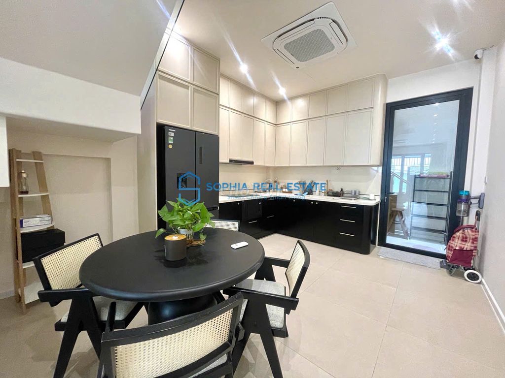 Super! Three floors, three bedrooms, four full interior toilets. It's a convenient location.