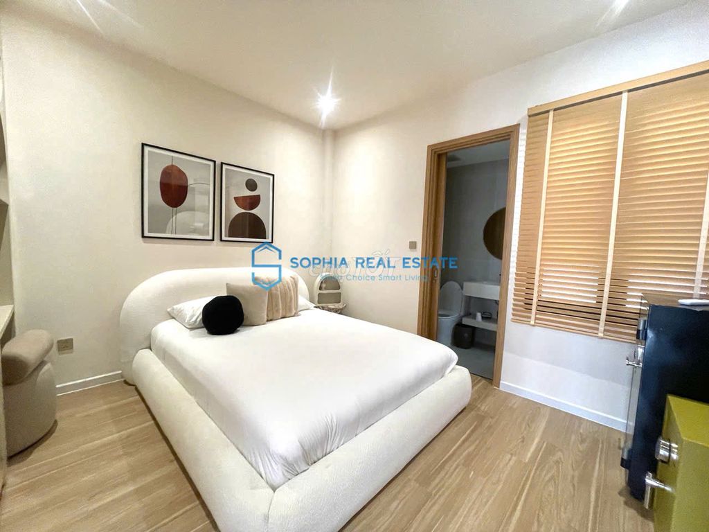 Super! Three floors, three bedrooms, four full interior toilets. It's a convenient location.