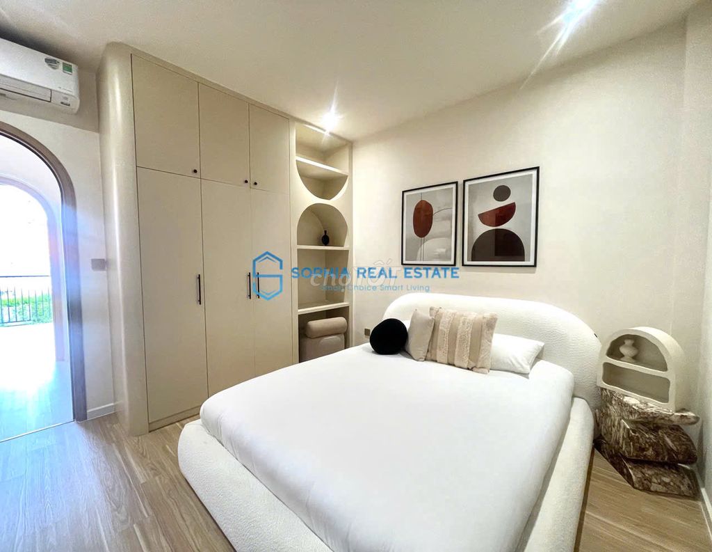 Super! Three floors, three bedrooms, four full interior toilets. It's a convenient location.