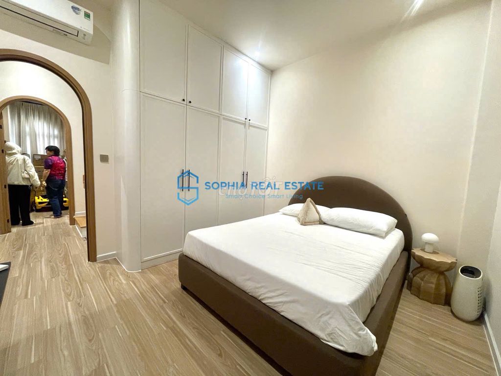 Super! Three floors, three bedrooms, four full interior toilets. It's a convenient location.