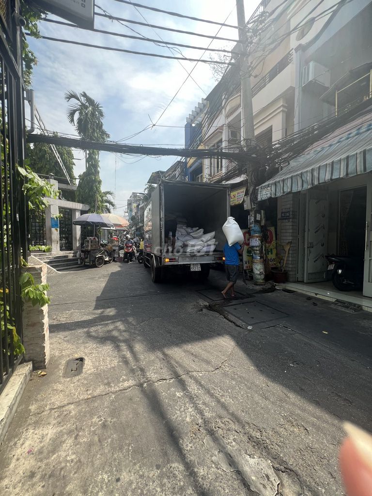 Rent a 7-foot downway-- Tô Hiến Thành Street, 717 14, District 10. 4 meters x 20 meters.