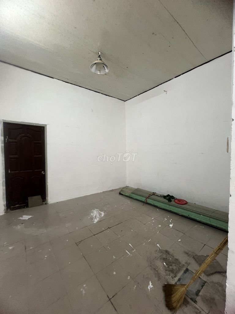 Rent a 7-foot downway-- Tô Hiến Thành Street, 717 14, District 10. 4 meters x 20 meters.